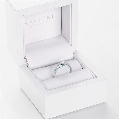 Pierścionek zaręczynowy SAVICKI: białe złoto, diamenty